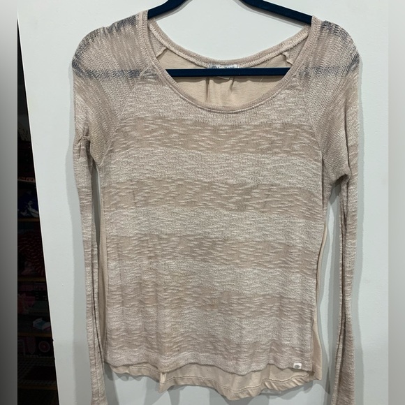 Lone sleeve top. - Picture 3 of 5